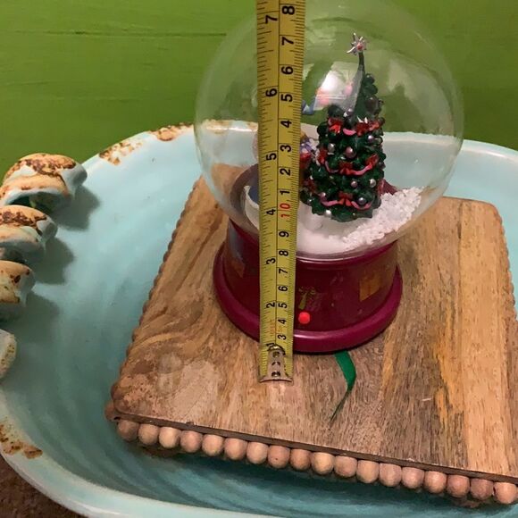 Snow White snow blowing snow globe - Picture 6 of 6